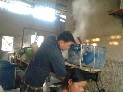 Ngoài việc sử dụng hàn the làm cho bánh dẻo và ngon hơn, thì dụng cụ tại các chủ cơ sở sản xuất bánh cũng đã cũ nát và cáu bẩn.