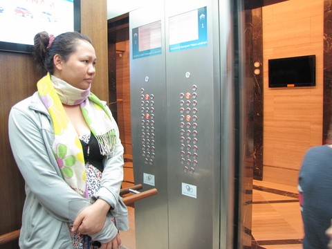 Tới 9 giờ tối, toàn bộ thang máy đã được mở. Thậm chí không cần thẻ, người sử dụng vẫn có thể đi lại bình thường.