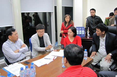 Ông Ha Jong Suk (trái) liên tục từ chối đề nghị mở thang máy của cư dân và lãnh đạo xã Mễ Trì.