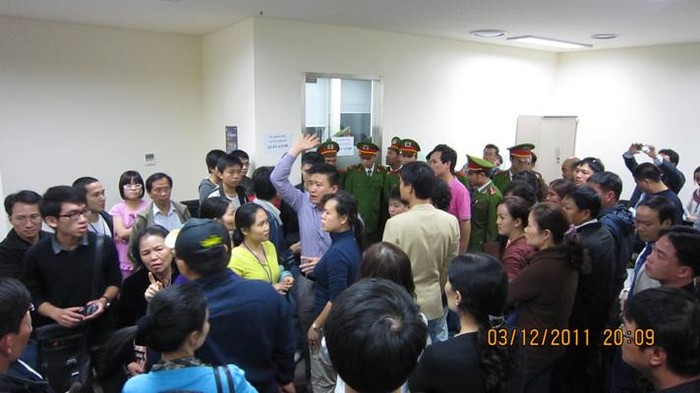 Tại buổi làm việc chiều ngày qua (6/12), UBND huyện Từ Liêm làm "trọng tài" để hòa giải những mâu thuẫn về phí dịc vụ của Keangnam và người dân.