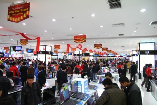 Ngày đầu khai trương Trần Anh Long Biên đã thu hút được rất nhiều khách hàng tới thăm quan và mua sắm