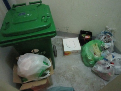 Mặc dù nhân viên dọn vệ sinh được cắt giảm nhưng Keangnam vẫn điều một số nhân viên túc trực 24/24 để mở cửa rác nhằm cho mùi hôi thối bốc ra để"hành hạ" dân.