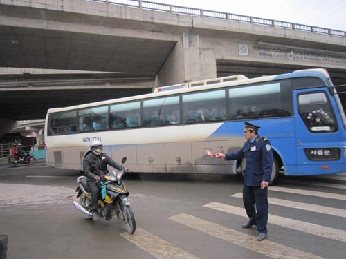 Mặc dù đã được thanh tra giao thông ra lệnh quay đầu xe nhưng nhiều người điều khiển xe máy vẫn cố tình vượt