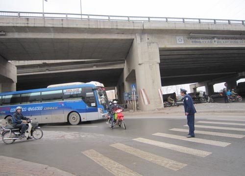 Thanh tra giao thông phải chật vật với người điều khiển xe máy vì một số người dân chưa biết được thông báo đường cấm