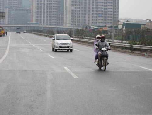 Nhiều người vẫn đi vào đường cấm. Tuy nhiên, những ngày đầu cảnh sát và thanh tra giao thông chỉ nhắc nhở chứ không xử phạt