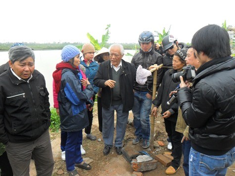 Ông Võ Văn Trác, Phó chủ tịch thường trực hội nghề cá Việt Nam, nguyên Thứ trưởng Bộ Thuỷ sản đã lắng nghe tâm tư, nguyện vọng của gia đình ông Vươn, ông Quý