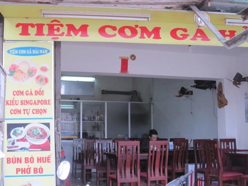 Một tiệm cơm gà Hải Nam trên đường Láng chỉ có một khách hàng trong giờ cao điểm