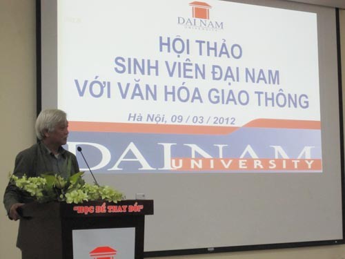 Nhà sử học Dương Trung Quốc trình bày bài tham luận tại hội thảo khoa học sinh viên trường Đại học Đại Nam với văn hoá giao thông