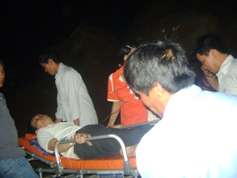 1 nạn nhân đi cấp cứu từ Sơn La xuống Hà Nội, phải khiêng cáng qua chỗ sạt lở