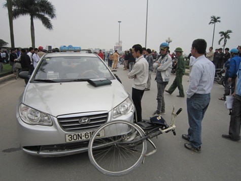 Xe taxi và chiếc xe đạp của nạn nhân