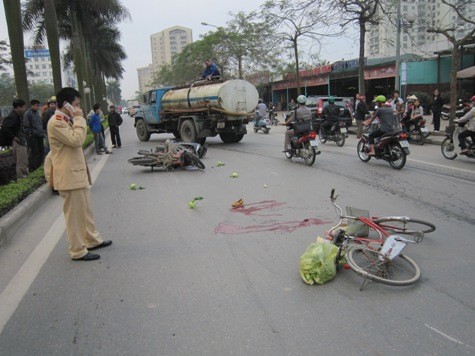 Chiếc xe đạp nơi nạn nhân ngã xuống cách hai chiếc xe máy khoảng 5m