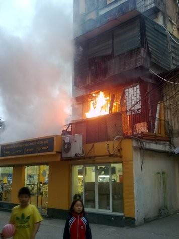 Ngôi nhà bốc cháy trong khi vợ chồng ông Nguyễn Văn Châu không hay biết (ảnh do độc giả cung cấp)