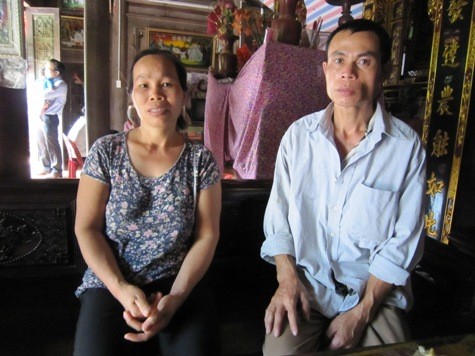 Vợ chồng anh Nguyễn Văn Trụ và chị Chu Thị Chín tâm sự với phóng viên
