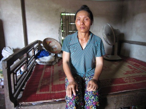 Bà Bùi Thị Thắm, mẹ của Hà Văn Tỉnh - sát thủ 9x trong vụ cướp tiệm vàng Kiệm Huyền tâm sự với phóng viên trong nước mắt.