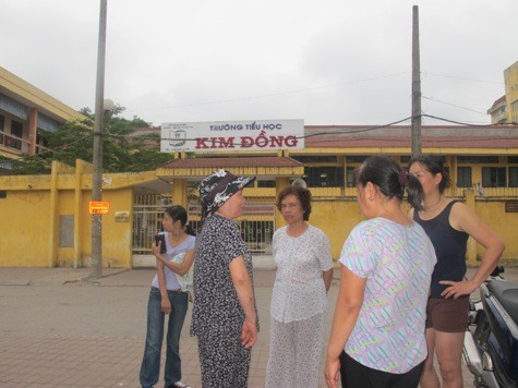 Sáng nay (5/5) người dân đã tập trung trước cổng trường tiểu học Kim Đồng để hỏi thăm sự việc