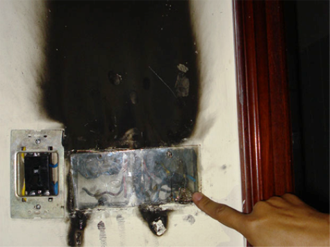 Phích điện, ổ cắm trên vách tường bị cháy đen do ảnh hưởng "năng lượng đặc biệt" của cô bé Th gây ra.