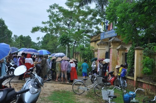 Người dân tập trung rất đông trước cổng trường.