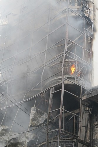 Sau khi dập tắt lửa ở tầng 1,2 thì tầng 3, 4 vẫn âm ỉ cháy. Lính cứu hỏa phải dùng xe thang tiếp cận, đưa vòi rồng vào phun nước. 11h5’, ngọn lửa đã được khống chế.