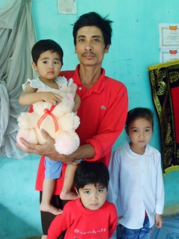 Anh Nguyễn Hữu Sáu cùng ba đứa con nhỏ