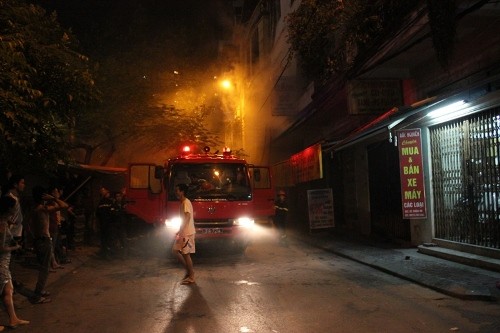 Cả khu phố náo loạn vì chập điện, cháy nhà.