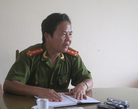Đại tá Ngô Văn Phương, Trưởng công an huyện Văn Giang trao đổi với phóng viên