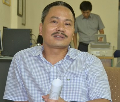 Ông Phạm Văn Duân - Quyền trưởng phòng Dự án 1, trực tiếp quản lí các đơn vị thi công công trình trao đổi với phóng viên