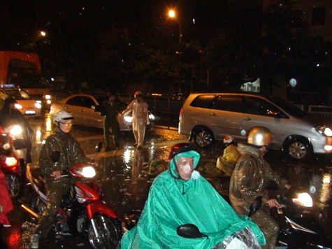 Sau khi nhận được tin báo, lực lượng CSGT đã có mặt kịp thời để phân làn đường giao thông
