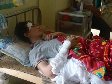 Nạn nhân Nguyễn Văn Tiến đang điều trị tại bệnh viện