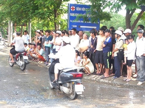 Rất đông người dân đứng lại xem vụ tai nạn khiến đường Tam Trinh bị tắc nghẽn