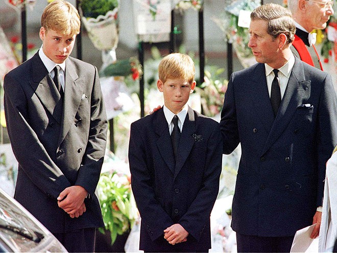 Hai anh em William và cha là Thái tử Charles trong lễ tang Công nương Diana khi bà qua đời sau một tai nạn ở Paris khi mới 36 tuổi.