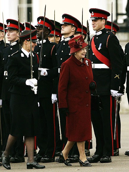 Trang phục quân đội khiến William mang vẻ đẹp đầy nam tính trong lễ tốt nghiệp Học viện Quân sự Hoàng gia Sandhurst năm 2006.
