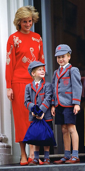 William khi 7 tuổi và em trai Harry, 5 tuổi trong ngày đầu tiên đến trường Wetherby, năm 1989. Hoàng tử William lúc này cũng đã trở thành người an ủi cho Diana khi cuộc hôn nhân hoàng gia gặp nhiều căng thẳng. Ngay khi còn nhỏ, William đã bộc lộ vẻ điển trai và dễ gây thiện cảm cho người khác trong bộ đồng phục.