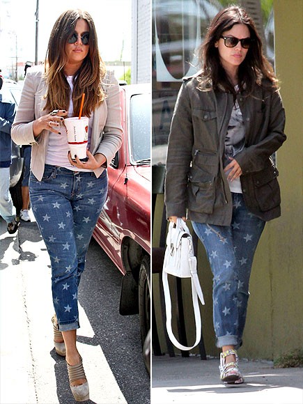 Chiếc quần jeans với họa tiết nhiều ngôi sao kết hợp với áo phông trẻ trung và áo khoác ngoài cùng kính đen tạo nên sự nổi bật cho cả Khlóe và Rachel khi dạo phố.