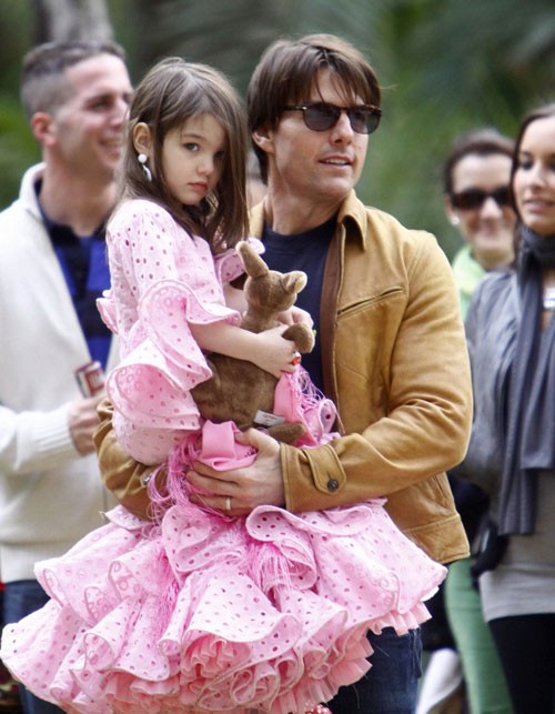 Bố Tom bế gọn cô công chúa nhỏ của mình