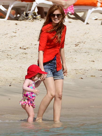 Isla Fisher và cô con gái 1 tuổi xinh xắn.