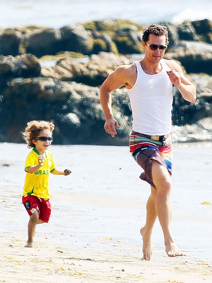 Mathew Mcconaughey chạy bộ cùng cậu con 4 tuổi trên bờ biển.