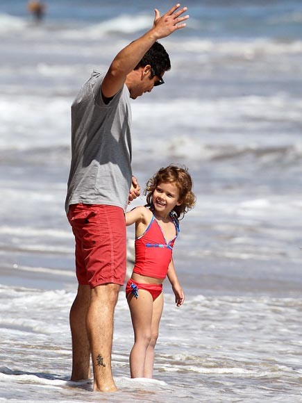 Cash Warren cùng con gái 4 tuổi bên biển Malibu.