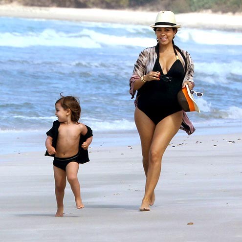 Kourtney Kardashian và cậu con trai 2 tuổi ở một bãi biển Mexico.