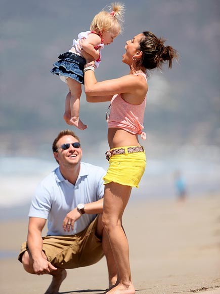 Melissa Rycroft cùng chồng và con gái 16 tháng tuổi ở bãi biển Zuma, Malibu. Gia đình cô trông thật hạnh phúc.