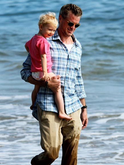 Eric Dane bế cậu con trai 2 tuổi đi dạo ở bờ biển Malibu.