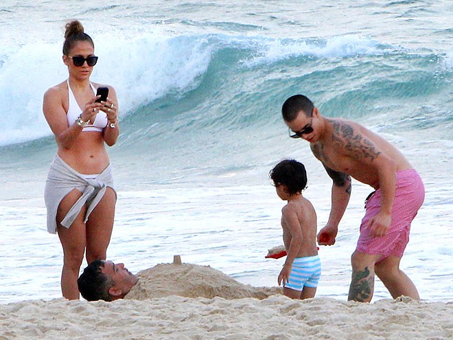Jennifer Lopez vui đùa cùng cậu con trai 4 tuổi Max ở Rio de Janeiro.
