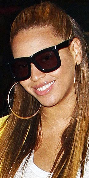 Beyoncé phong cách cùng chiếc kính lạ mắt.