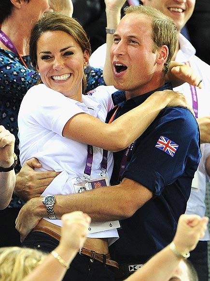 Hoàng tử William và công nương Kate ăn mừng đội đua xe đạp nam của Anh giành huy chương vàng hôm 2/8.