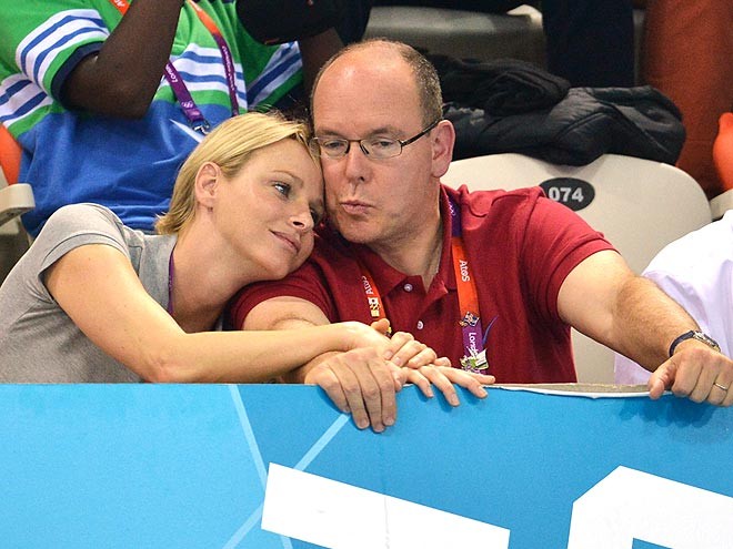 Hoàng tử Monaco Albert và vợ, công nương Charlene khi xem đội tuyển bơi của họ thi đấu dành huy chương vàng.