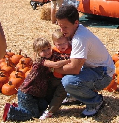 Mark Wahlberg chơi đùa cùng 2 con, cô bé Ella Rae và cậu bé Michael