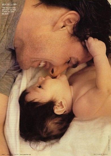 Nam tài tử Tom Cruise và bé Suri lúc mới sinh
