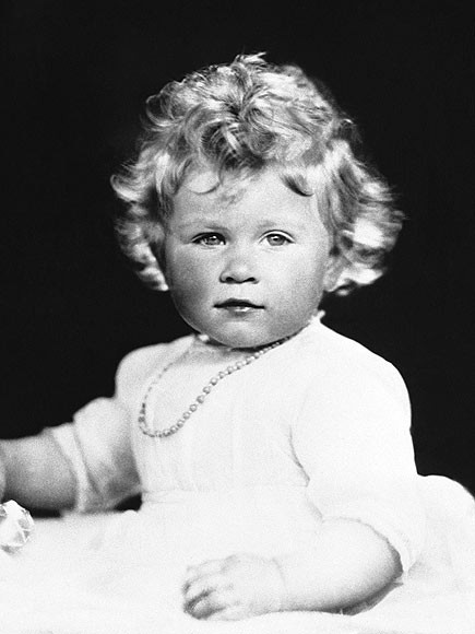 Bức ảnh được chụp năm 1927, khi đó nữ hoàng Elizabeth II chỉ mới 14 tháng tuổi. Bức ảnh này hiện này đang được lưu giữ tại Bảo tàng chân dung quốc gia Diamond Jubilee.