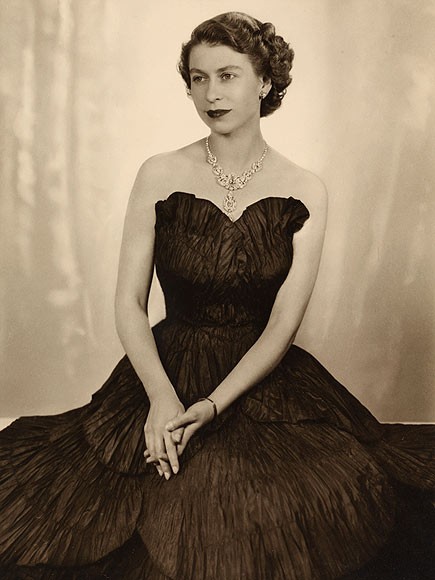 Elizabeth trong một trang phục dạ hội quyến rũ. Bức ảnh được chụp bởi Dorothy Wilding, người đã chụp những bức ảnh của hoàng tộc kể từ những năm 1920. Dorothy Wilding cuối cùng trở thành nhiếp ảnh gia chính thức của cặp đôi hoàng gia tại lễ đăng quang của Nữ hoàng Elizabeth II, và những hình ảnh của bà đã được sử dụng trên tem bưu chính chính thức của Anh.
