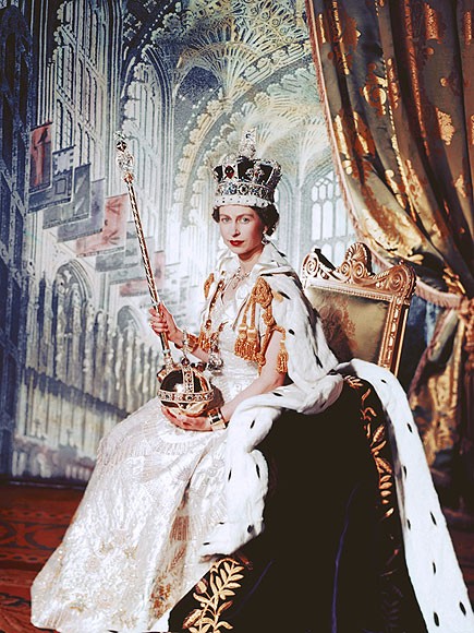 Trong trang phục nữ hoàng, tay giữ vương trượng và quả cầu để thể hiện quyền thống trị của vua trong vương quốc của mình, Nữ hoàng Elizabeth II đã chụp một bức chân dung chính thức vào năm 1953. Elizabeth đã được thông báo về sự qua đời của cha và việc bà trở thành nữ hoàng một cách bất ngờ khi đang trong tour du lịch ở Cộng hòa Kenya vào ngày 6/2/1952. Tuy nhiên, lễ đăng quang chính thức diễn ra vào ngày 02/6/1953.