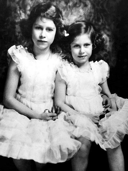 Công chúa Elizabeth (biệt danh là "Lilibet") và Margaret ngồi bên nhau trong một bức chân dung vào năm 1937. Các cô gái được biết rằng Elizabeth sẽ trở thành nữ hoàng một ngày nào đó.
